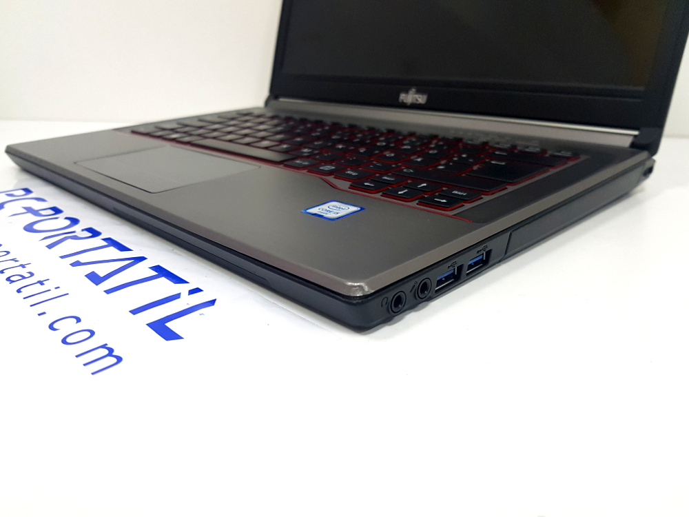 Fujitsu Lifebook E746 DC esquina
