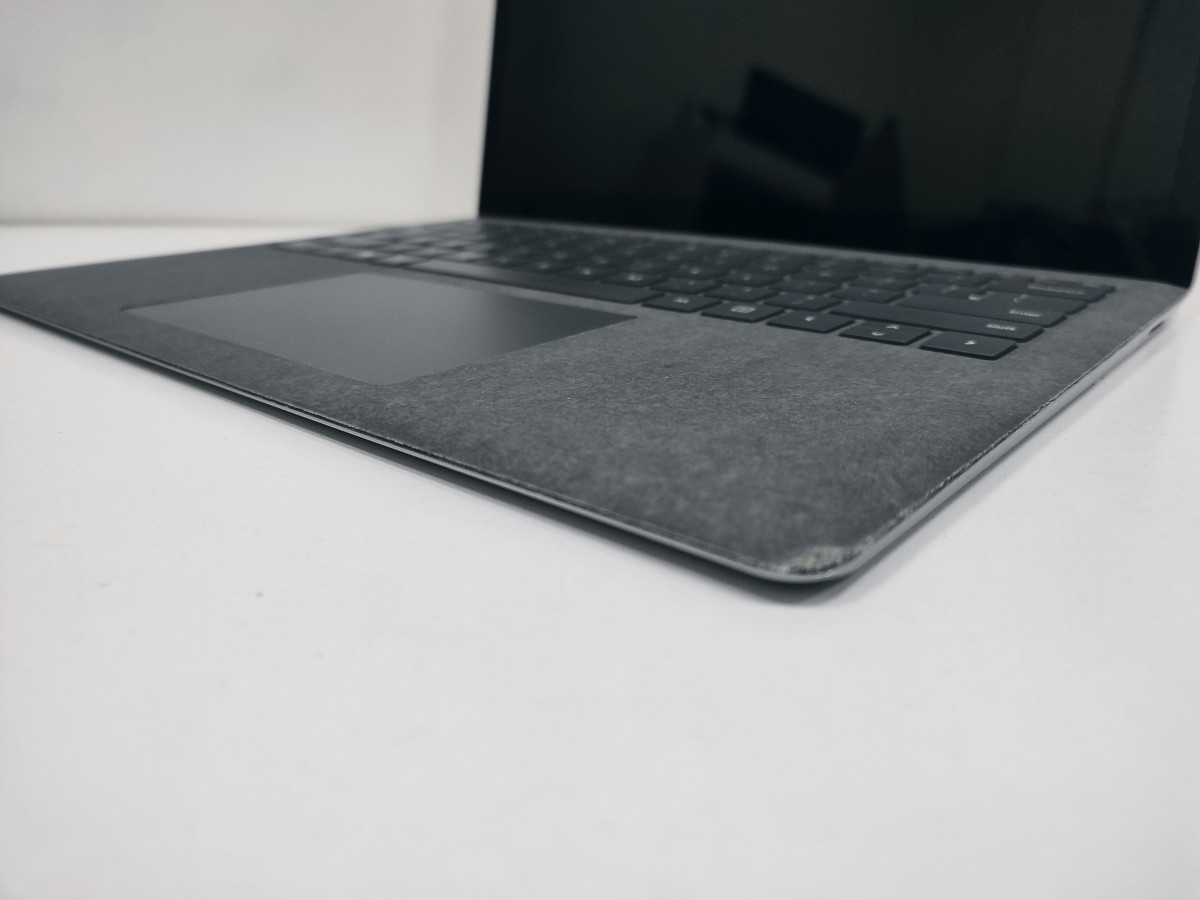 Microsoft Surface Laptop 4 Esquina Levantada